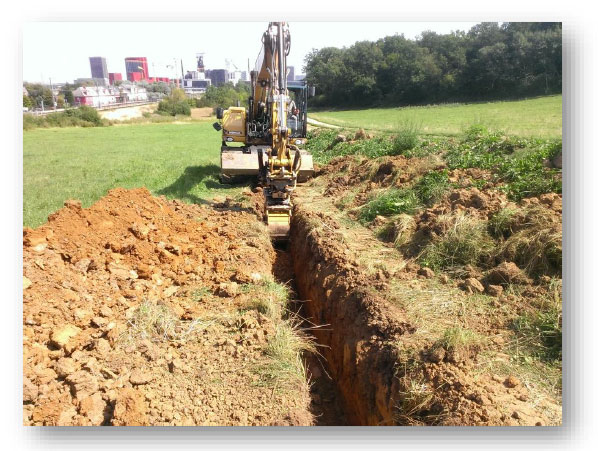 Pose de dispositifs sur canalisation + tranchée avec câbles installés