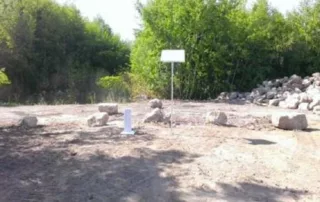 Photo de terrain avec borne et balise visibles sur site