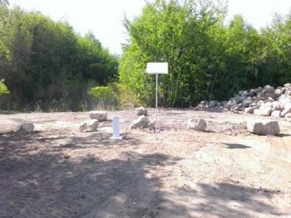 Photo de terrain avec borne et balise visibles sur site