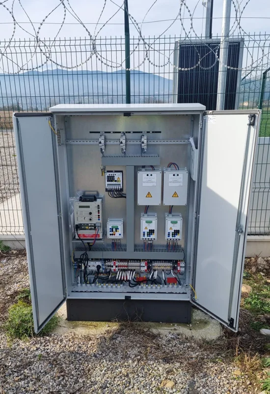 Coffret technique ouvert avec équipements électriques et platine de raccordement de câbles sur site